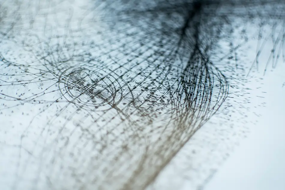 Detail of a vector drawing in an artwork made of concrete, mirror and digital print which is reminiscent of a table on which a geometric concrete element stands in the centre of which a mirror is fixed.