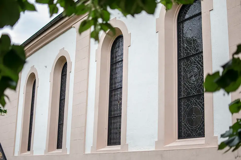 new-production of stained glass windows for the Dominikanerkirche Eppan - the windows from outside