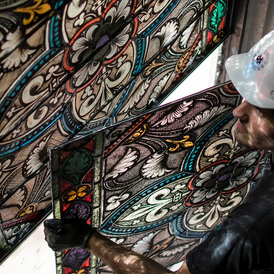 Restauration der Bleiverglasungen und Kunstverglasungen - Dominikanerkirche Eppan - Montage Thomas Medicus