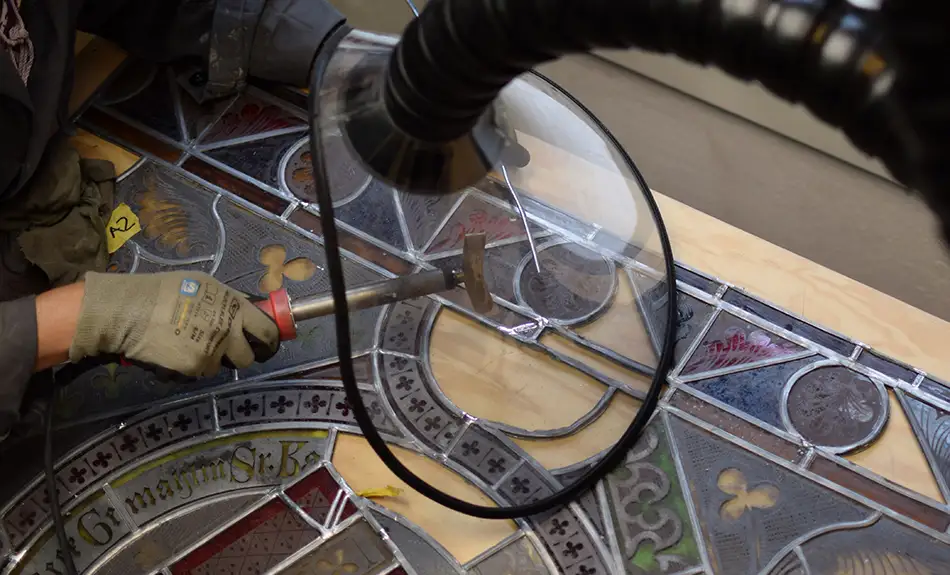 Restauration der Bleiverglasungen und Kunstverglasungen - Dominikanerkirche Eppan - Werkstattarbeiten, Löten