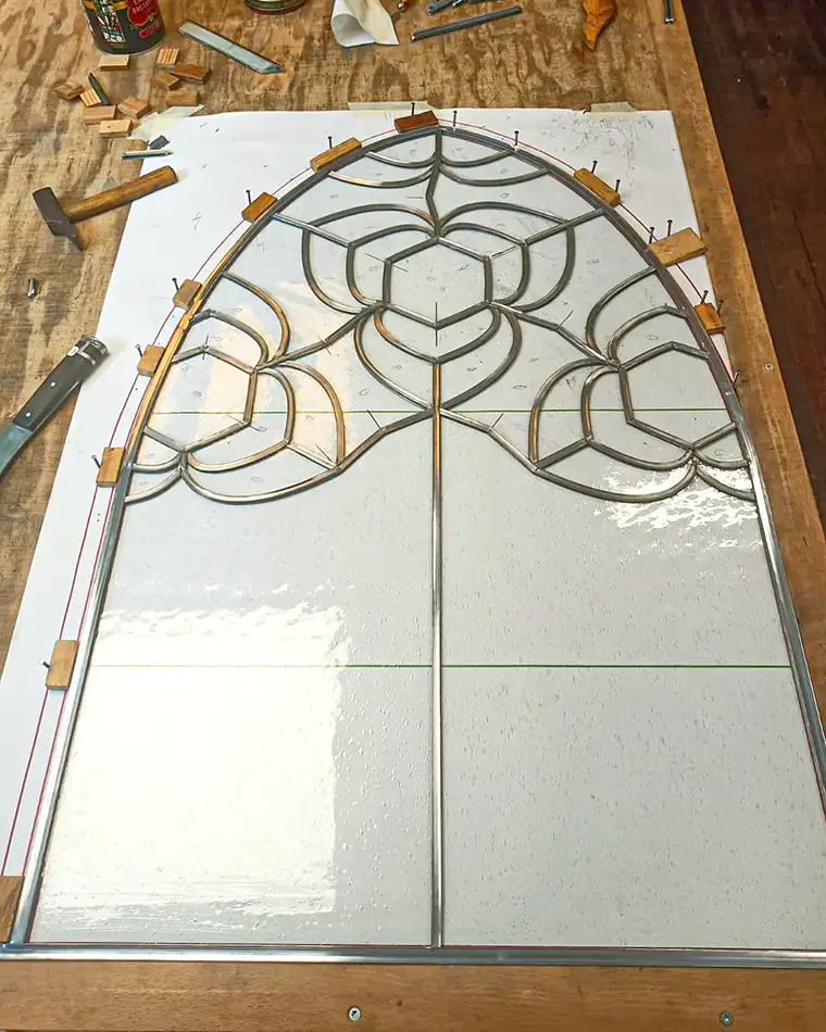 Montage der Bleiverglasungen in der gotischen Krypta der Liebfrauenkirche in Kitzbühel