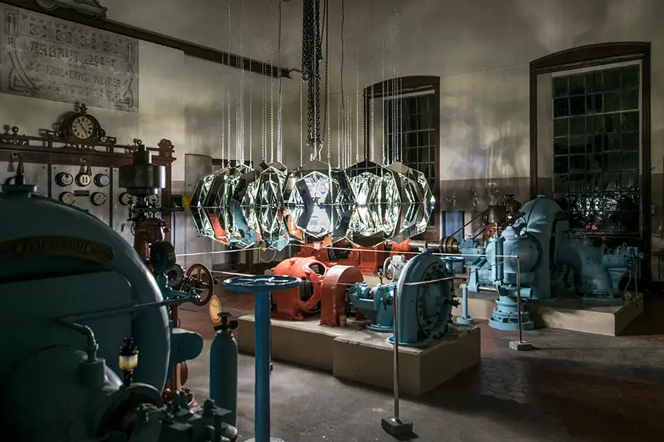 EBBE - turbinenförmige Kunst-Installation aus Spiegeln - in einem Wasserkraftwerk in Innsbruck ausgestellt - bei Nacht