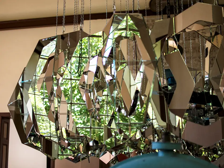EBBE - turbinenförmige Kunst-Installation aus Spiegeln - Nahaufnahme der Spiegel