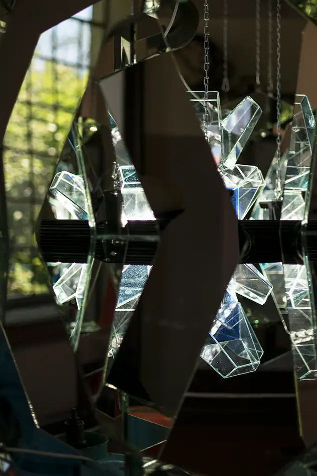 EBBE - turbinenförmige Kunst-Installation aus Spiegeln - Lichtkörper im Zentrum
