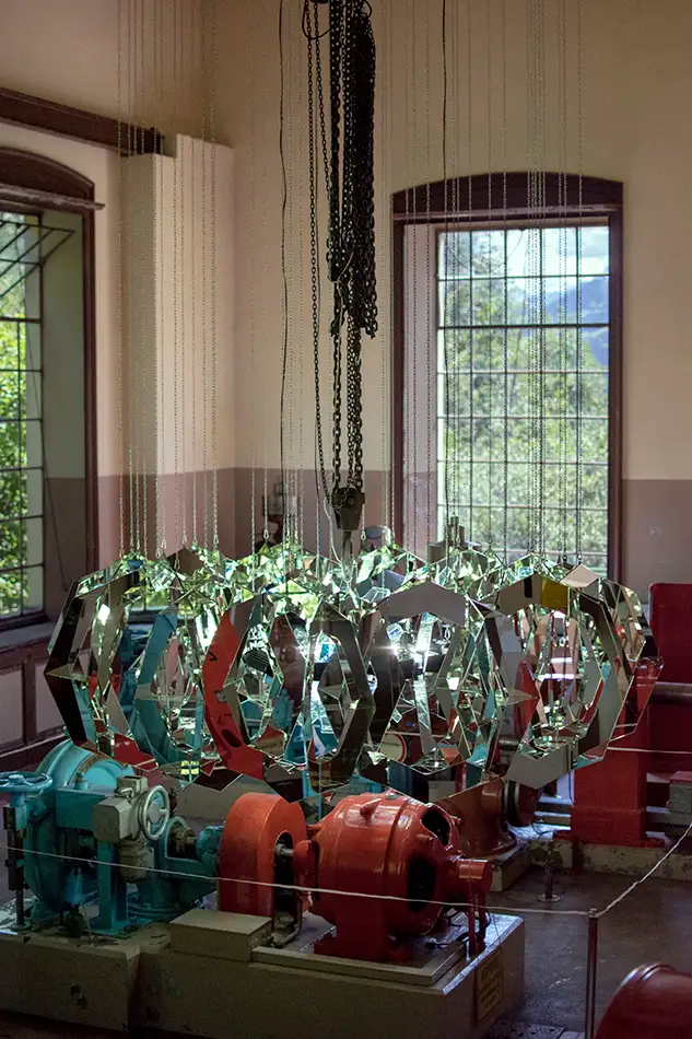 EBBE - turbinenförmige Kunst-Installation aus Spiegeln - In der Turbinenhalle des Wasserkraftwerkes bei Tag