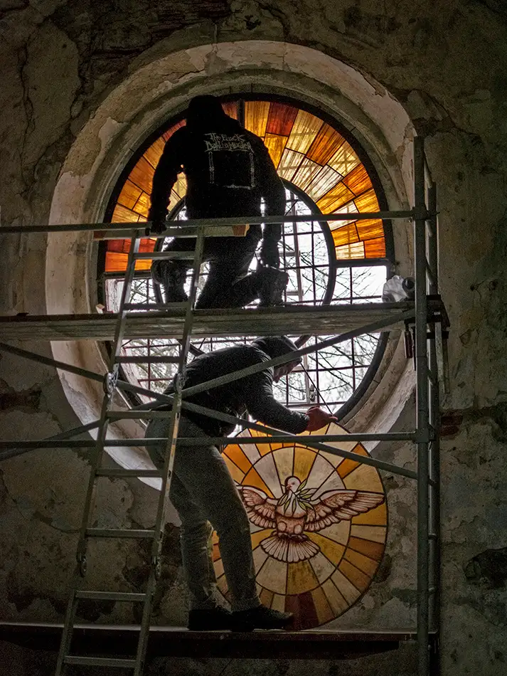 Bernini, Krabonoš, stained glass