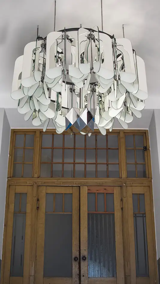 Magnolia - Ansicht Glaskunst-Objekt mit Spiegeln vor Holztüre