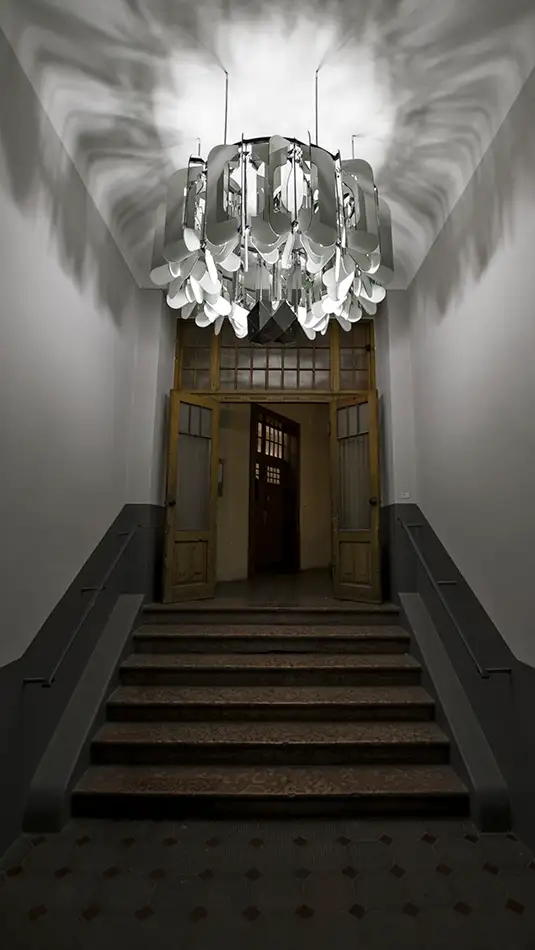 Magnolia - Glaskunst-Objekt mit Spiegeln im Eingangsbereich