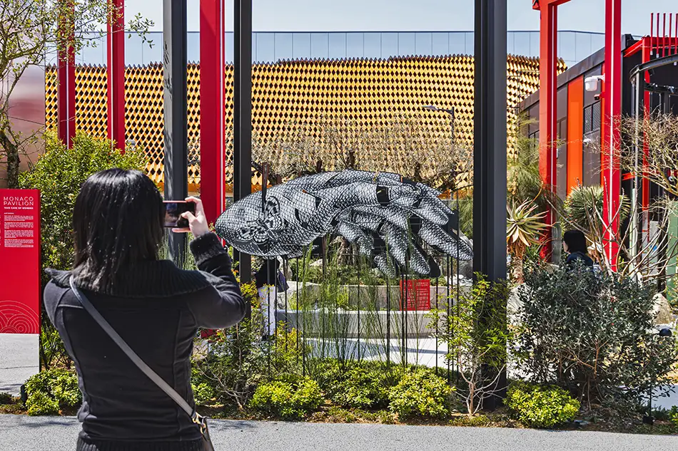Anamorphe Installation Take Care of Wonder bei der Expo 2025 in Osaka im Pavillon Monaco