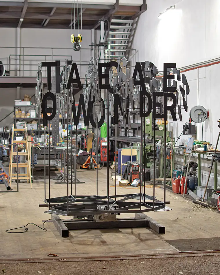 Anamorphe Installation Take Care of Wonder bei der Expo 2025 in Osaka im Pavillon Monaco